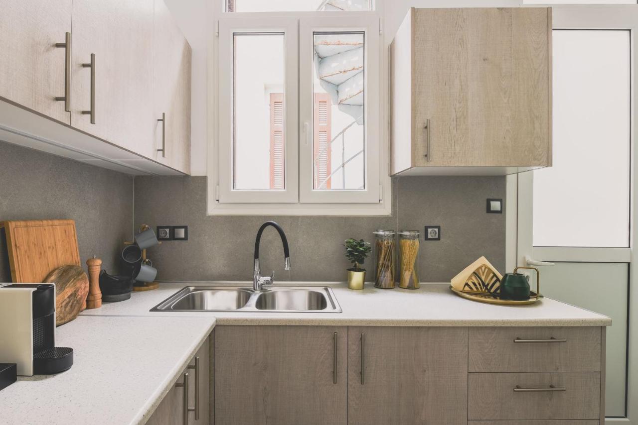 Neoclassical Apartment Near Acropolis - Livingstone Crystal Athena Bagian luar foto
